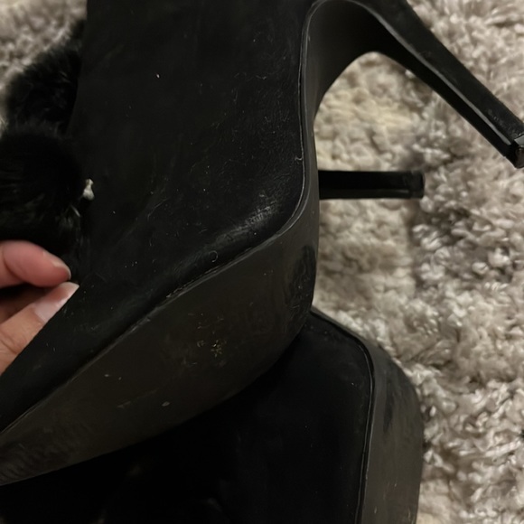 Cape Robbin fur ball booties. Size 6. - Picture 4 of 4